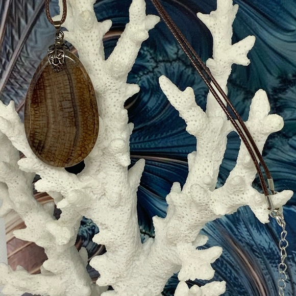 🎁 Gifted🎁 Agate Gemstone Necklace on Waxed Cord - Picture 2 of 10